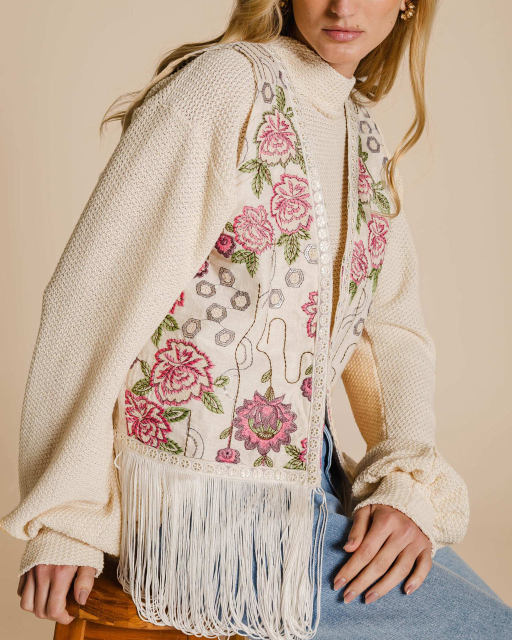 Colete rosa em algodão com renda e bordado floral