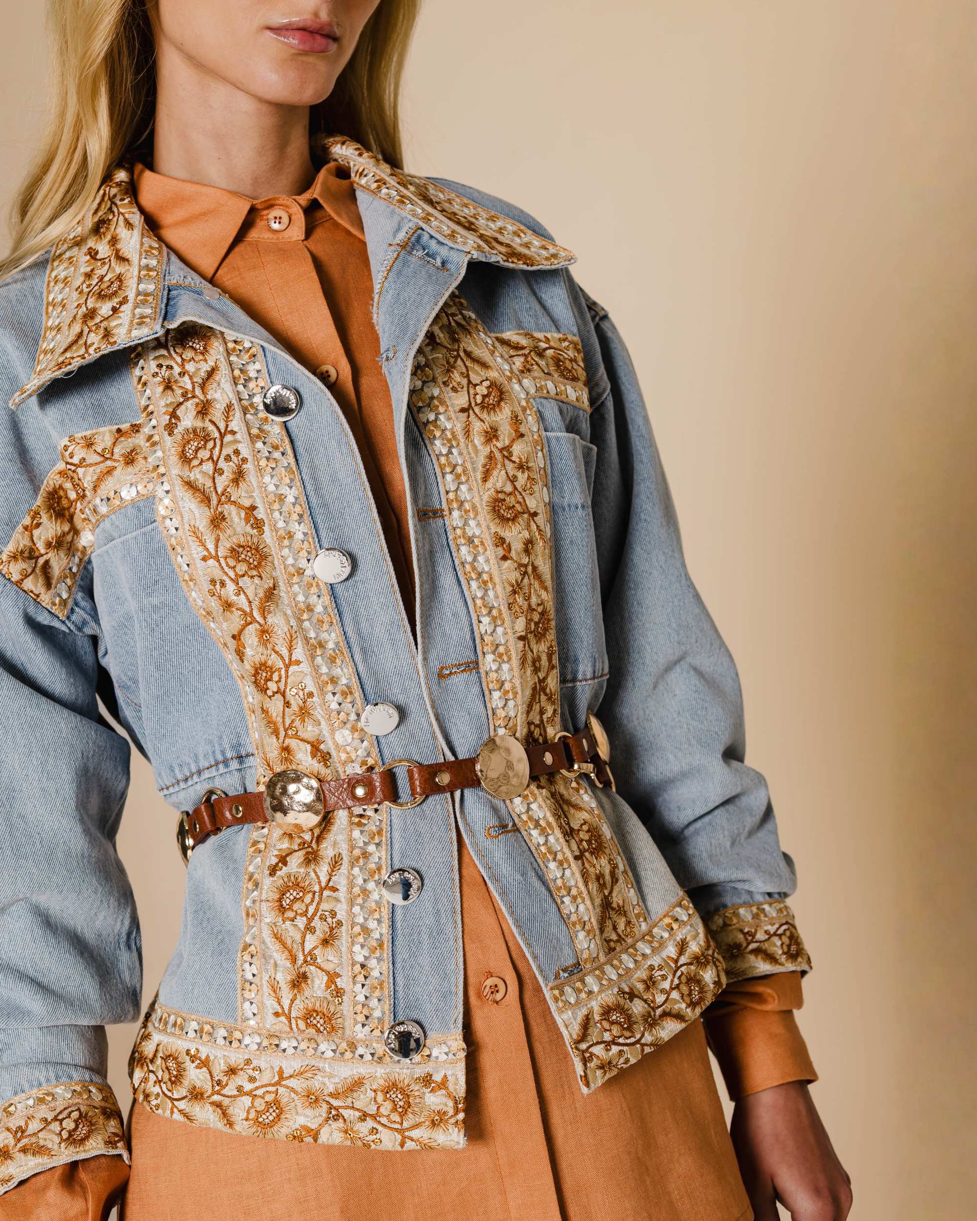 Jaqueta jeans com aplicações florais