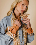 Jaqueta jeans com aplicações florais