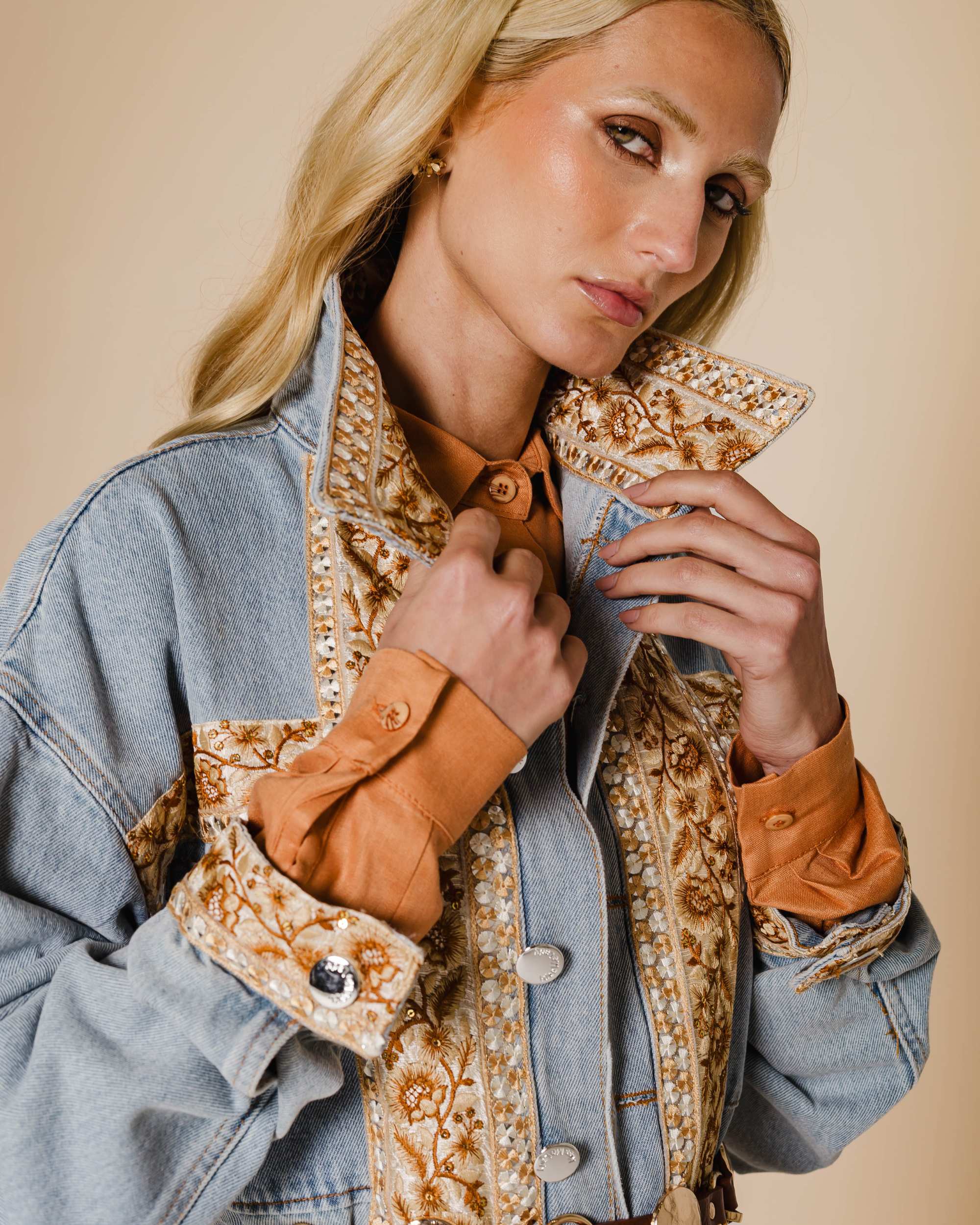 Jaqueta jeans com aplicações florais