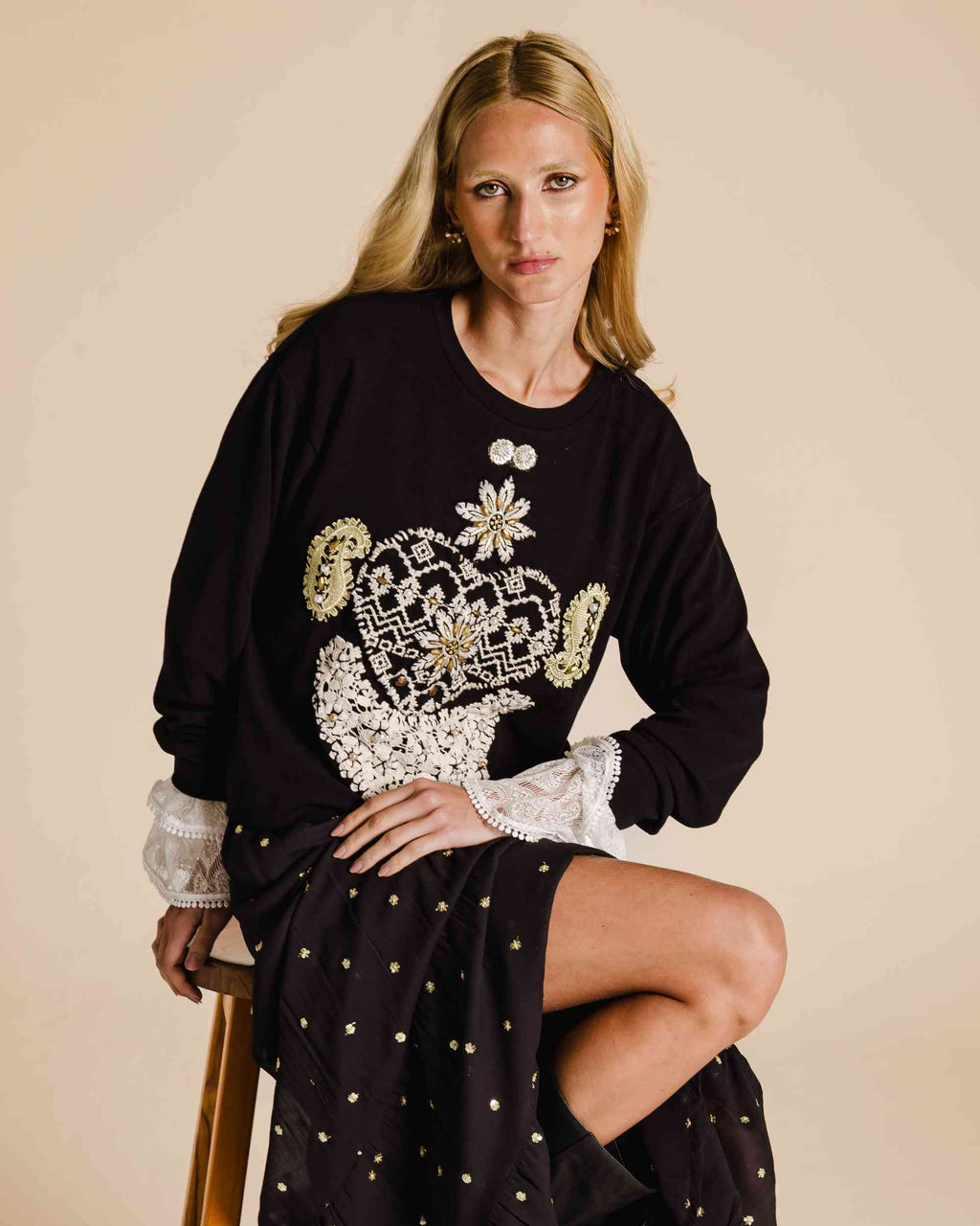 Blusa de moletom bordado preto
