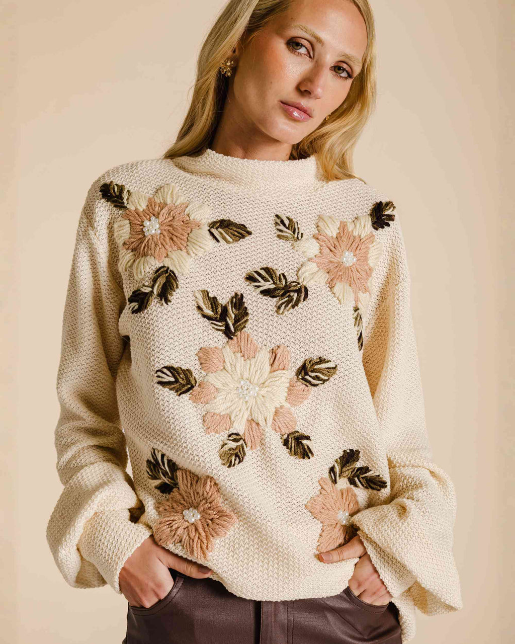 Blusa de moletom flores bordadas com pérolas