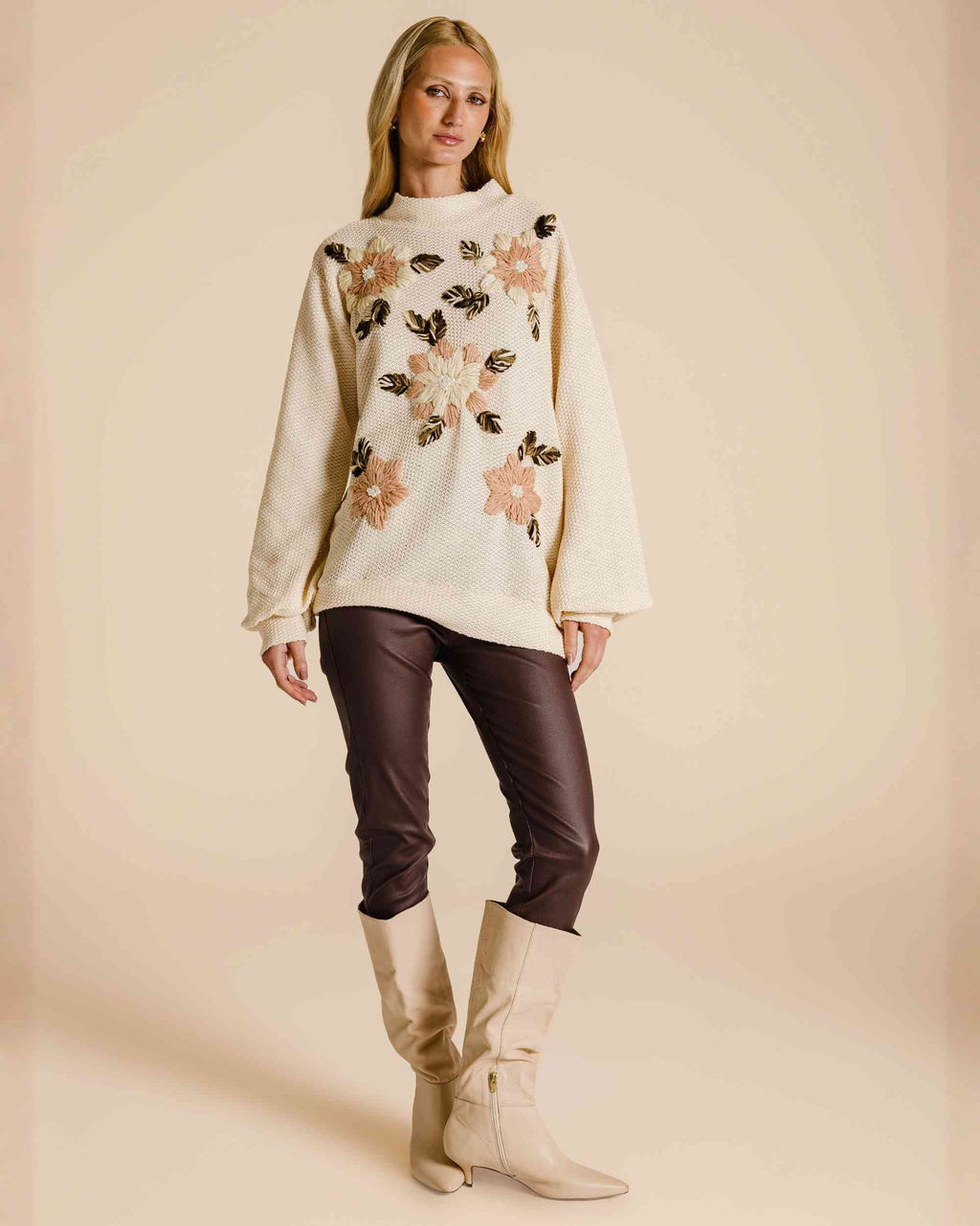 Blusa de moletom flores bordadas com pérolas