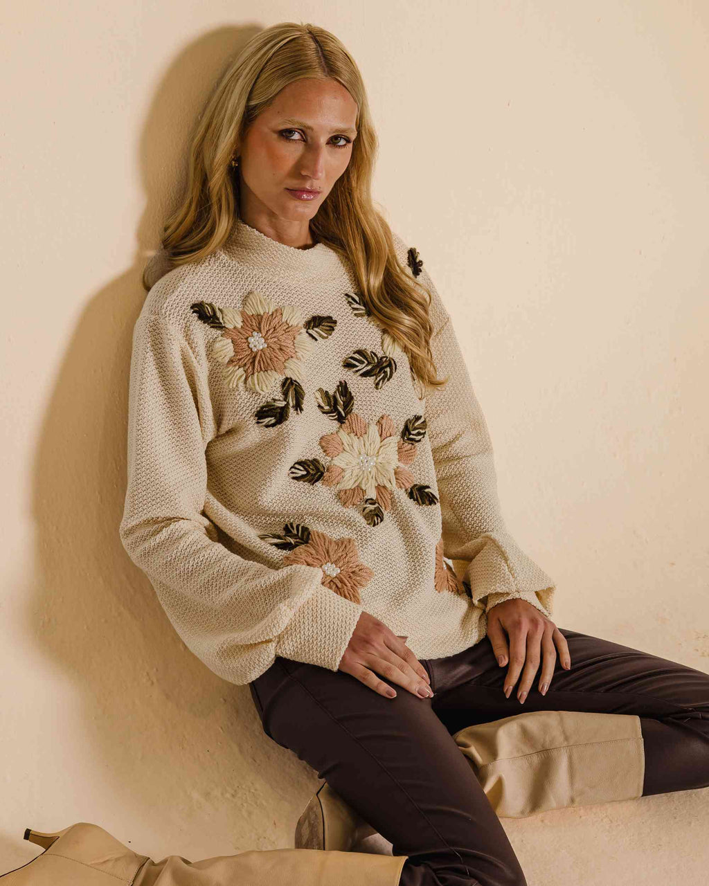 Blusa de moletom flores bordadas com pérolas