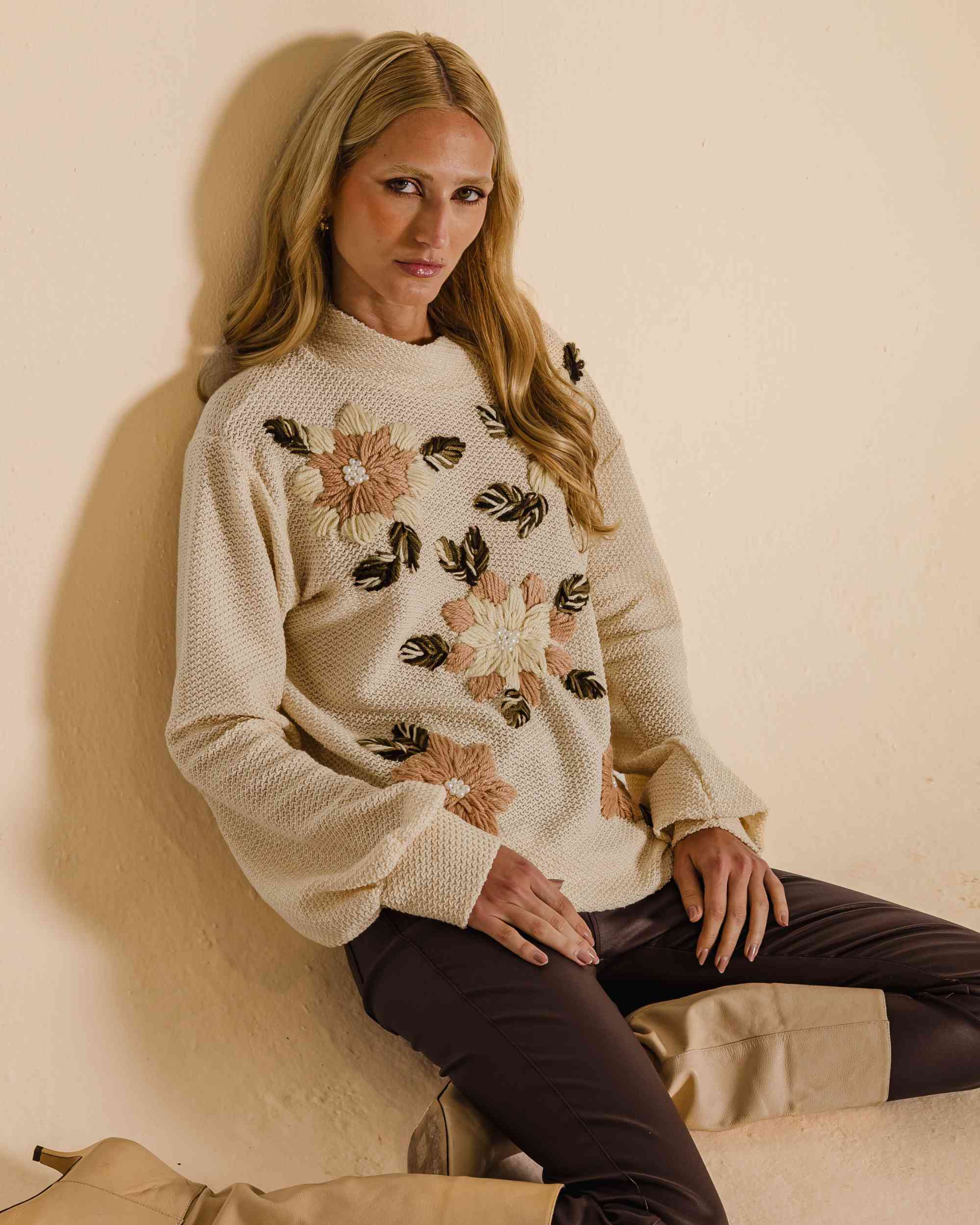 Blusa de moletom flores bordadas com pérolas