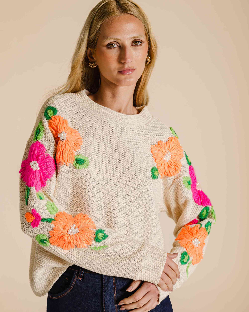 Blusa de moletom com flores bordadas