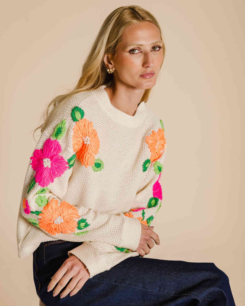Blusa de moletom com flores bordadas