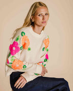Blusa de moletom com flores bordadas