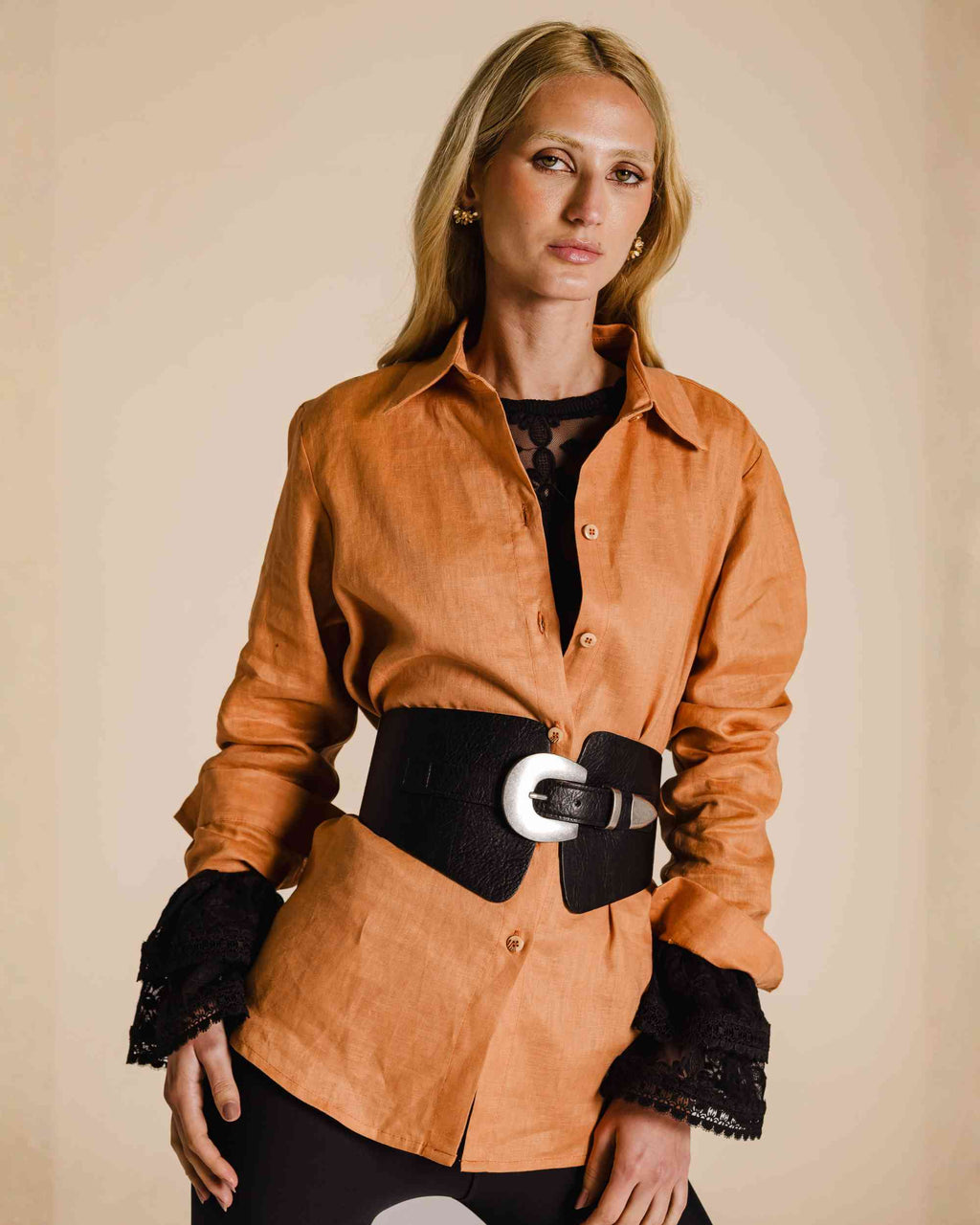 Camisa bordada em linho terracota