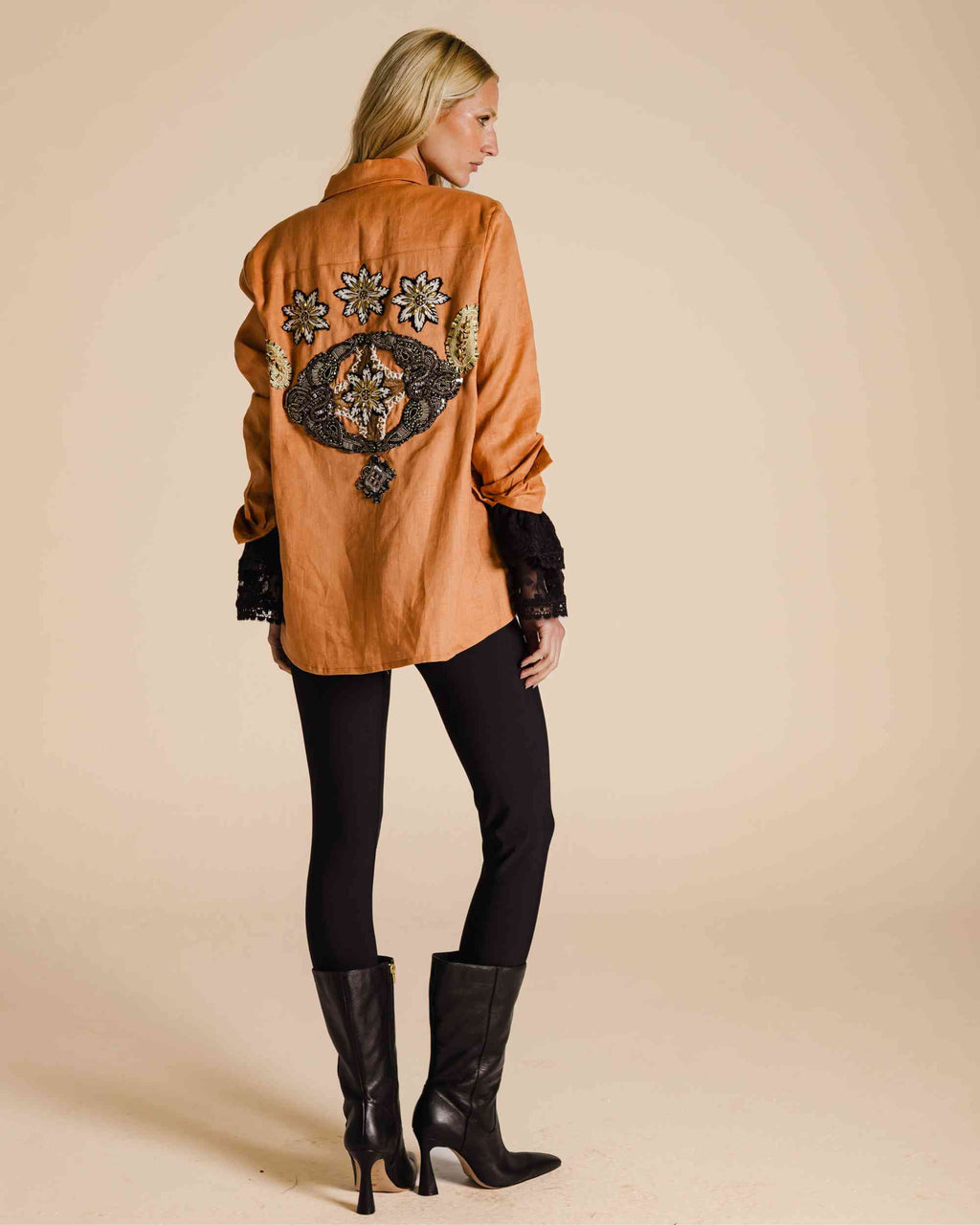 Camisa bordada em linho terracota