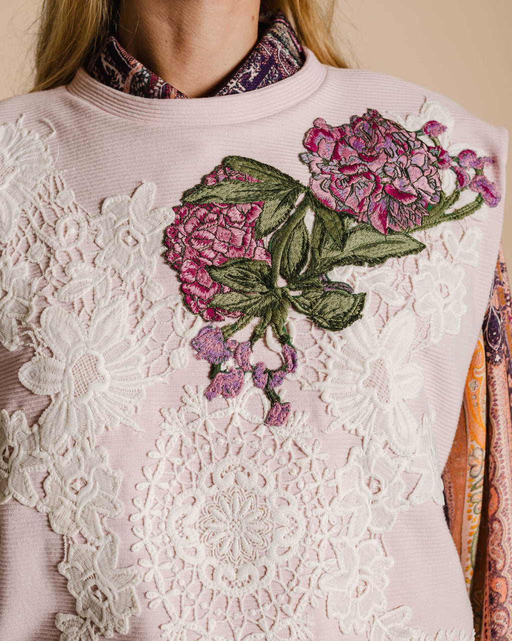 Colete rosa em algodão com renda e bordado floral