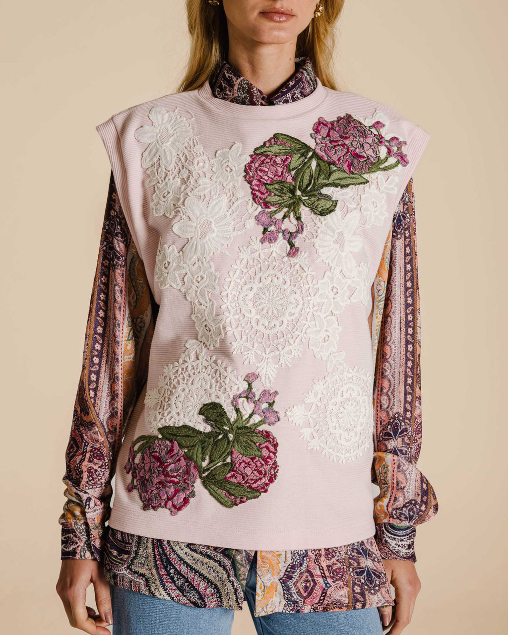 Colete rosa em algodão com renda e bordado floral