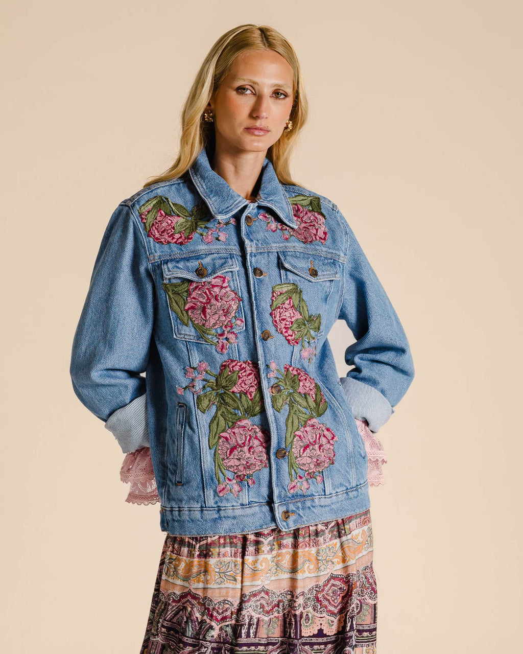 Maxi jaqueta jeans com aplicação floral