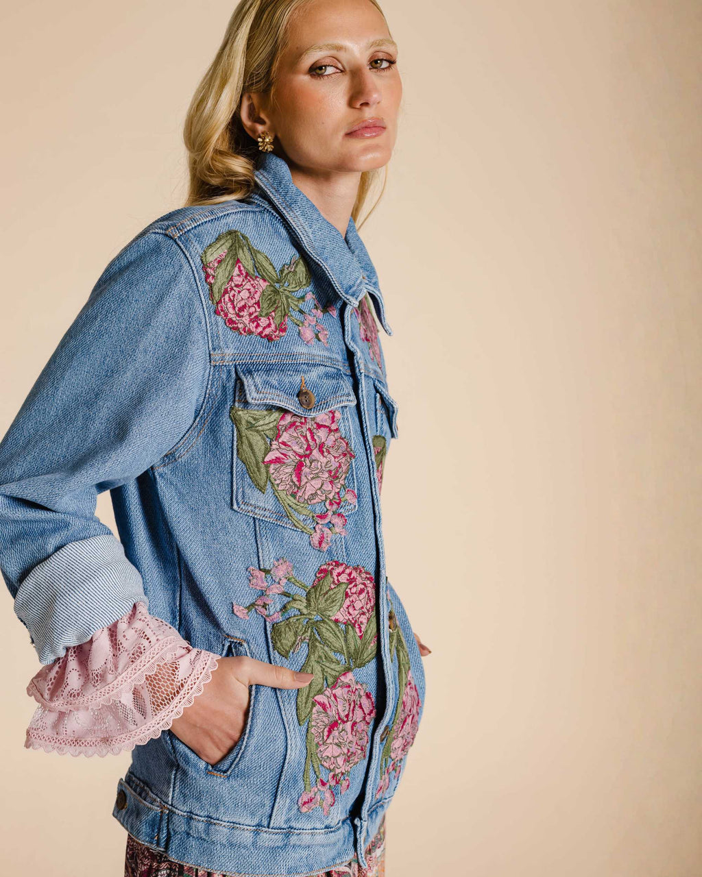 Maxi jaqueta jeans com aplicação floral