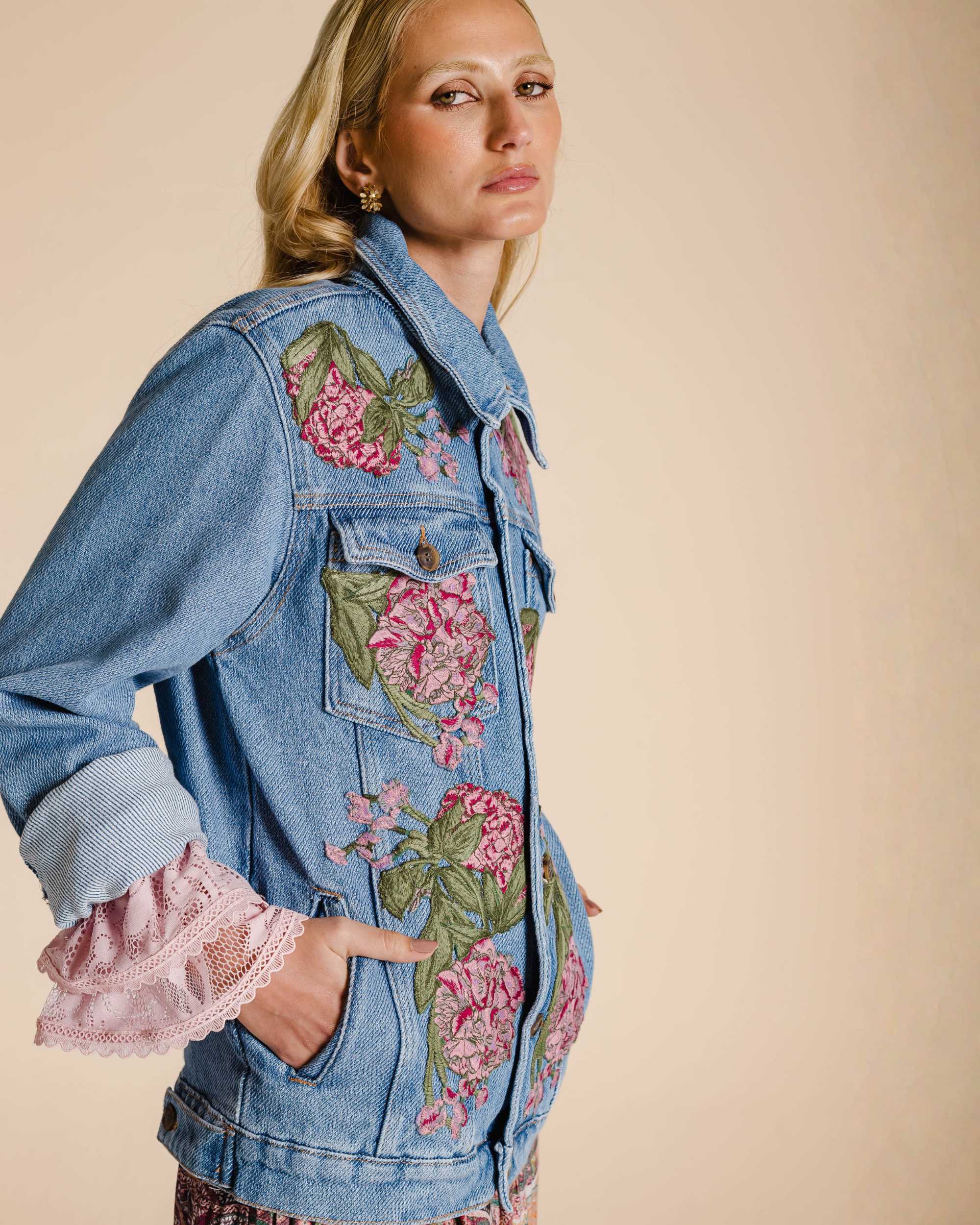 Maxi jaqueta jeans com aplicação floral