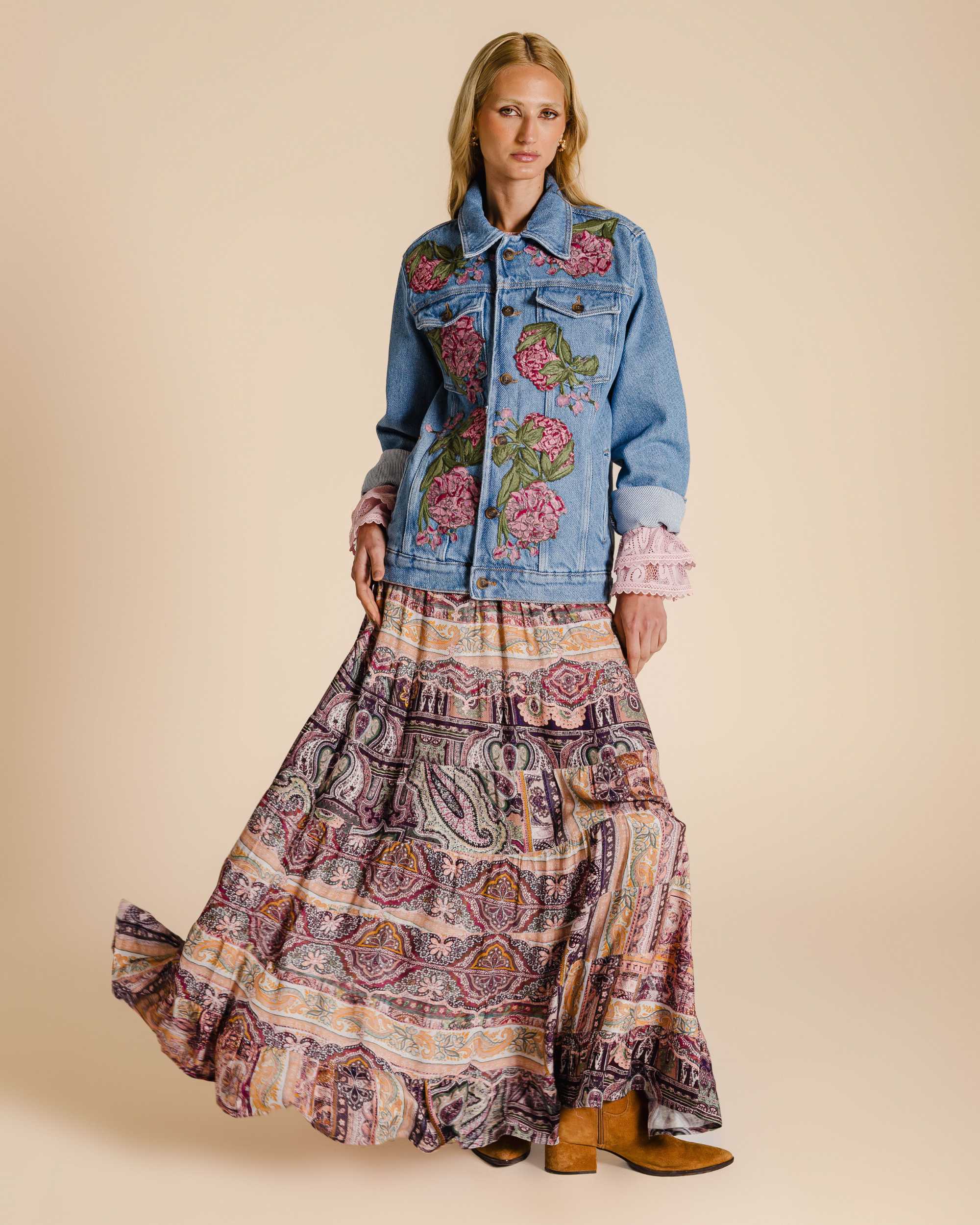 Maxi jaqueta jeans com aplicação floral