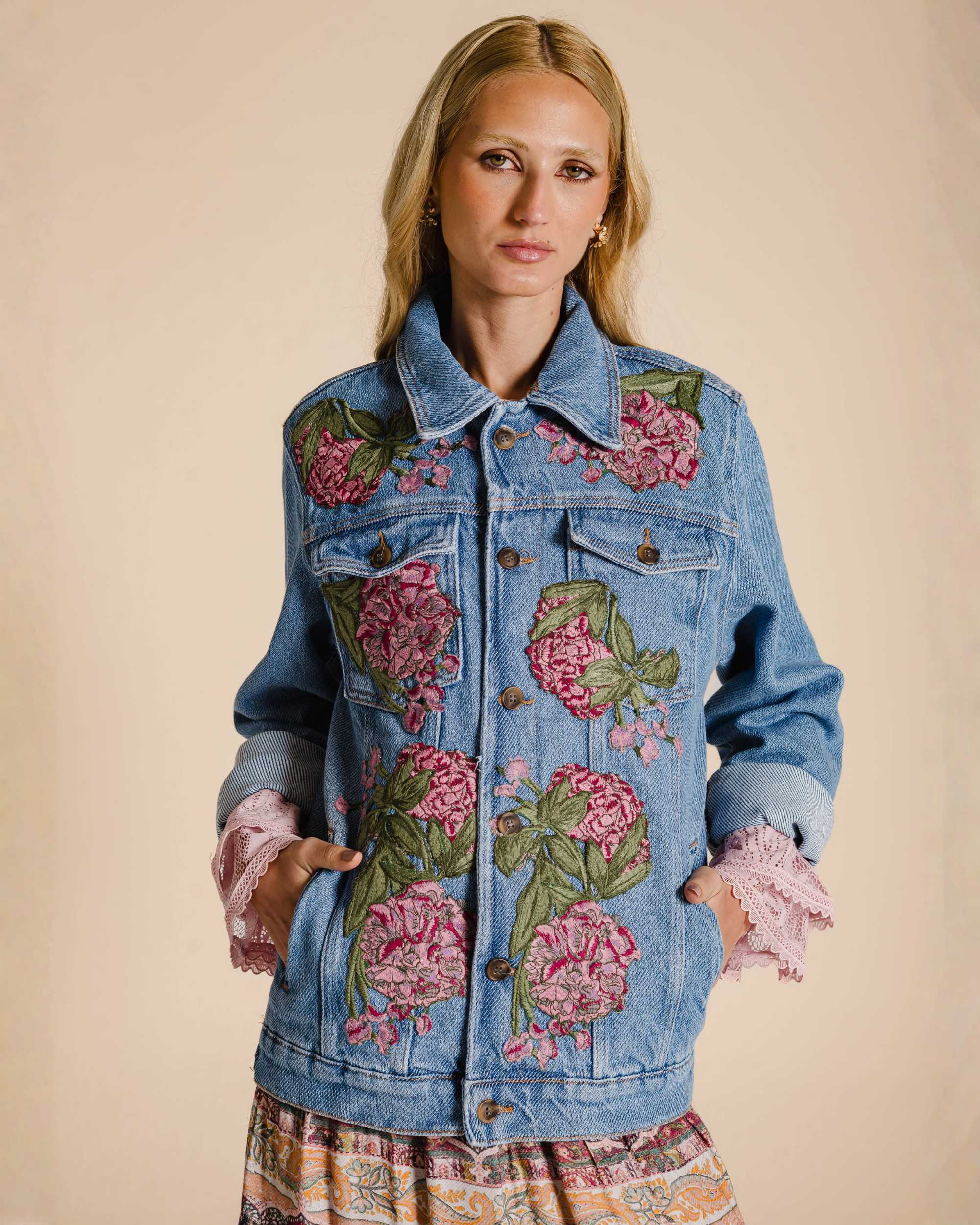 Maxi jaqueta jeans com aplicação floral