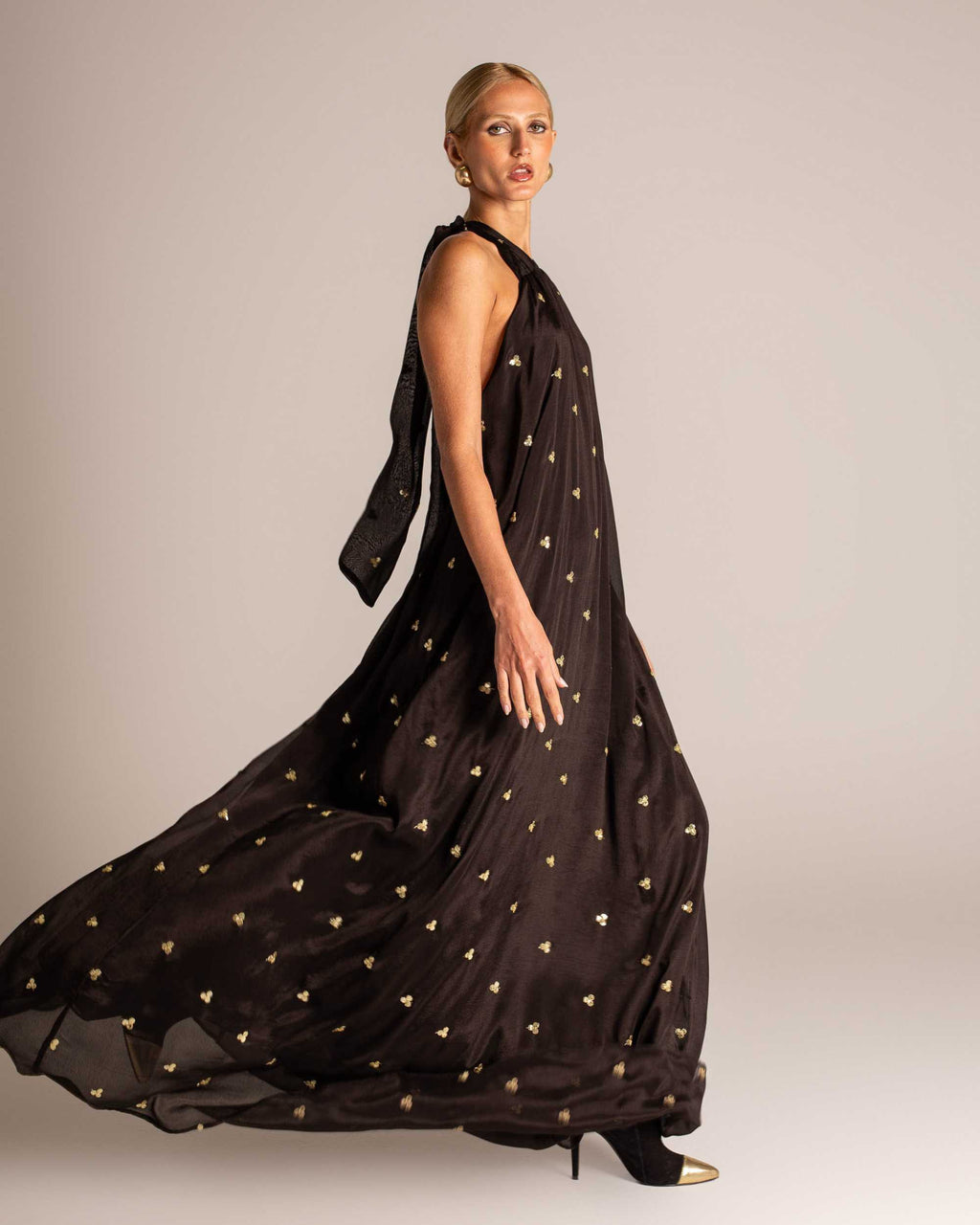 Vestido longo frente única com bordado metalizado