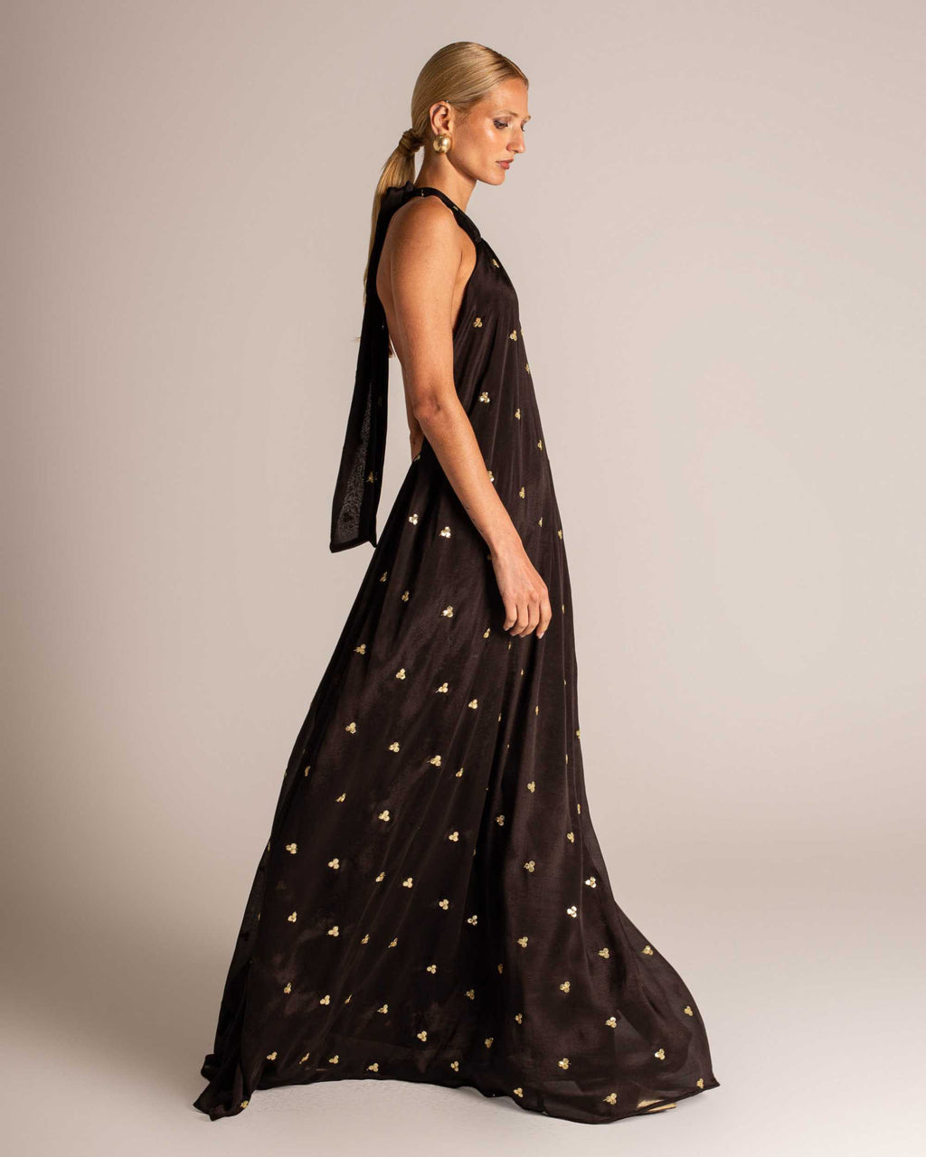 Vestido longo frente única com bordado metalizado