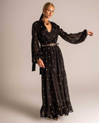 Vestido longo fluido com mangas amplas e bordados