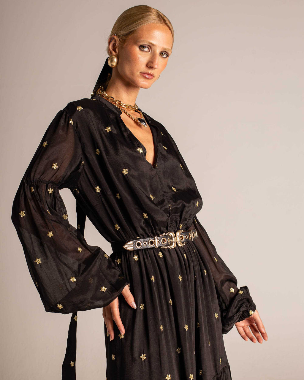 Vestido longo fluido com mangas amplas e bordados