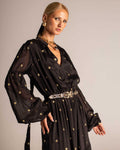 Vestido longo fluido com mangas amplas e bordados