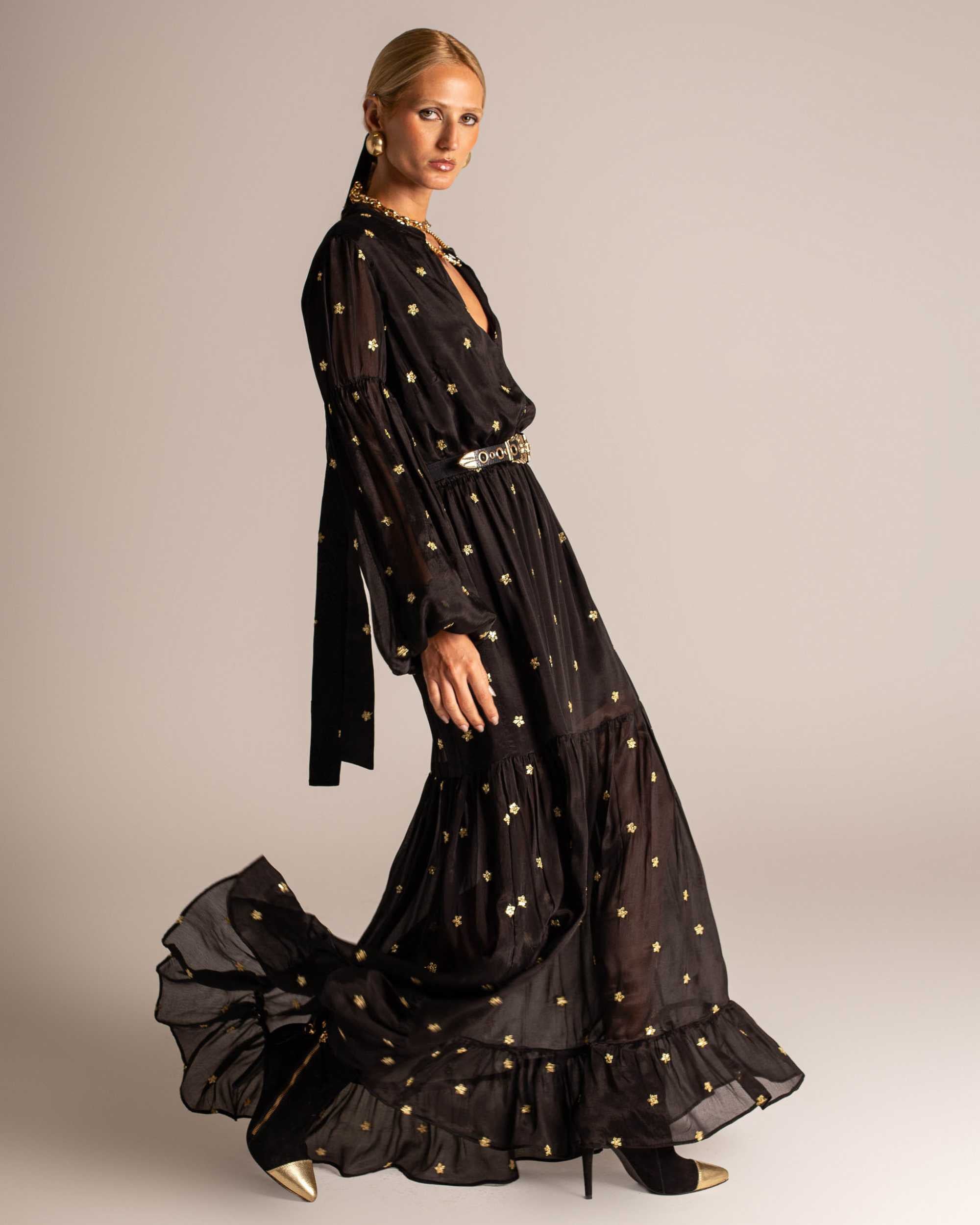 Vestido longo fluido com mangas amplas e bordados